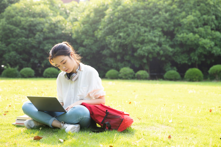 乐山市牛华中学学校地点在那里